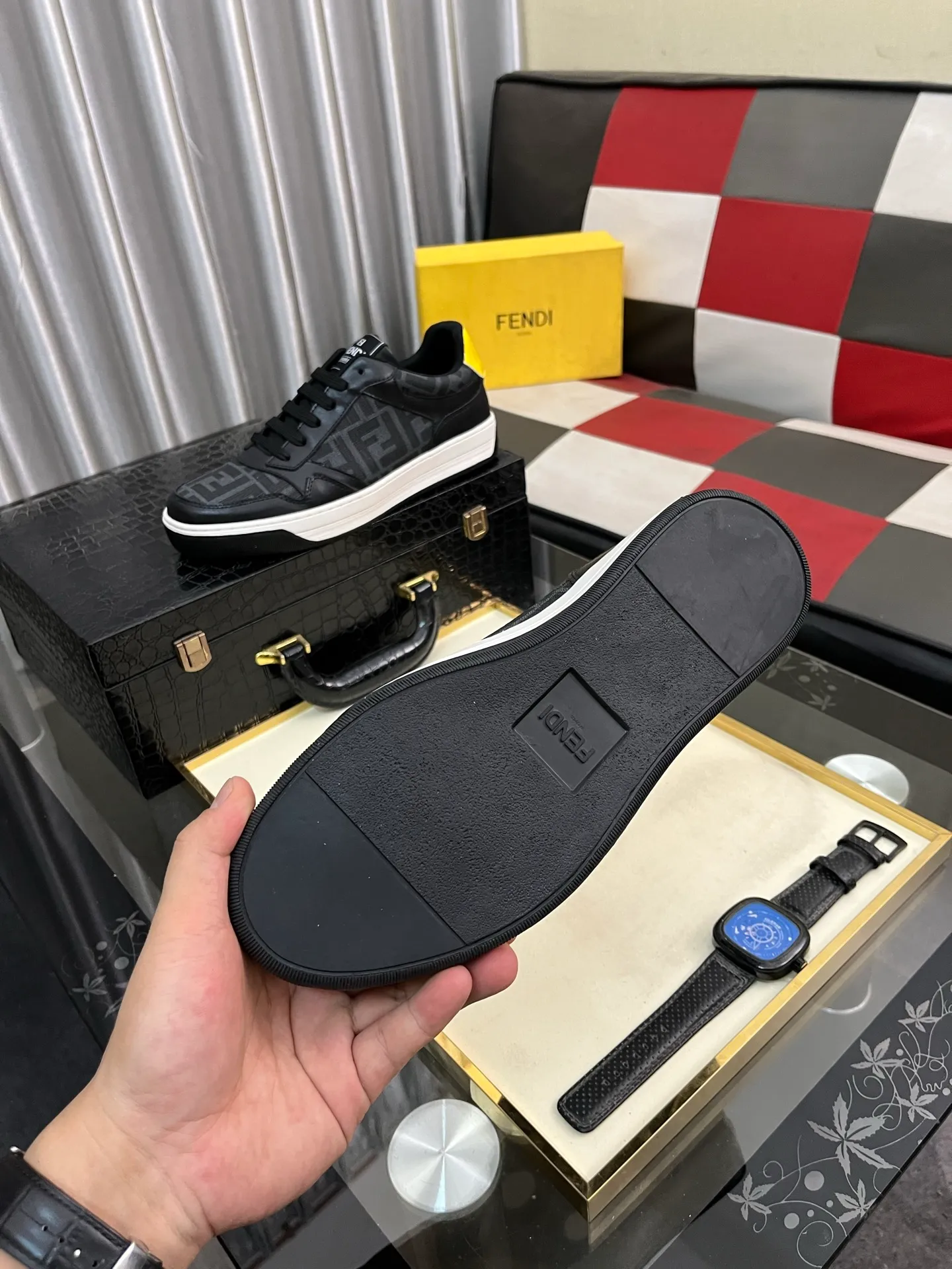 Men's Men's Shoes💰420⌚️⌚️[Fendi] Fendi's latest casual shoes for men! Available at counters simultaneously! A one-to-one replica of the original. Made entirely of imported top-grain calfskin, the interior is made of top-grain water-dyed cowhide, and the original factory-supplied rubber outsole. Leading new fashion concepts. Matching code: 38-443️⃣Colors available